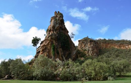 Hell’s Gate National Park is one of the many recommended places for a day trip because it is located just 110km from the city of Nairobi on the edge of Naivasha. It is a spectacular destination on earth